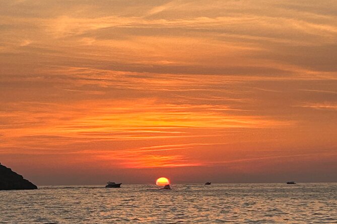 3-Hour Private Sunset Boat Tour in Sorrento - Crew and Service: Assistant Vittoria Plus the Captain