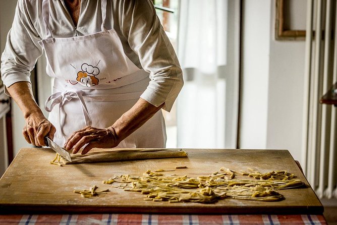 Cesarine: Small group Pasta Class at Local's Home in Sorrento - Sauce, wine, and the sit-down meal that seals the lesson