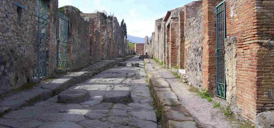 From Sorrento: Day Tour to Pompeii Ruins and Mount Vesuvius - Lunch near Pompeii: pizza plus a reality check
