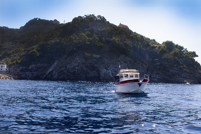 Group Capri tour , visit of caves, fishing legend and swimming - White Grotta: stalactites and stalagmites on a quick glance