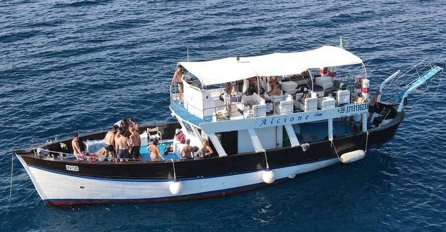 Ischia: Island Boat Tour with Neapolitan Lunch & Snorkeling - Food and wine onboard: why this matters more than you think