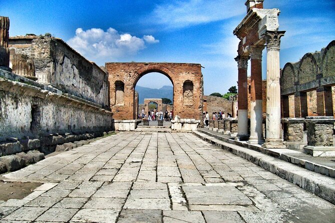 Pompeii & Mount Vesuvius Tour with Guided Visit, Tickets & Lunch - Group Size, Bus Comfort, and the Pace You’ll Live With