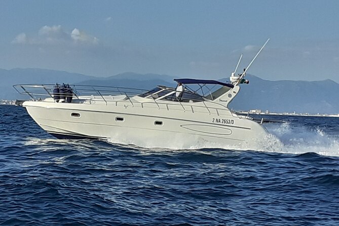 Private Cruise to Ischia and Procida - Yacht 40' - The private yacht format: up to 6 people, built for easy pacing