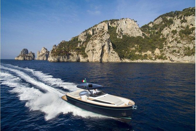 Private Ischia & Procida Tour FD with a Gozzo Apreamare 35ft - Choosing a Gozzo Apreamare 35 ft for two islands