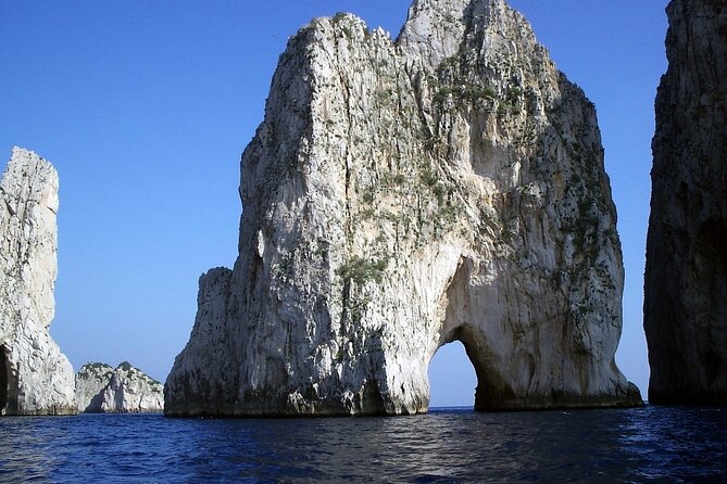 Small Group Tour of Capri & Blue Grotto from Naples and Sorrento - Chairs, buses, and crowd control: the guide factor on Capri