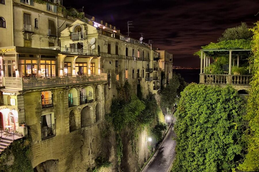 Sorrento by night... with a tasty surprise - Sedil Dominova: the town’s meeting point story