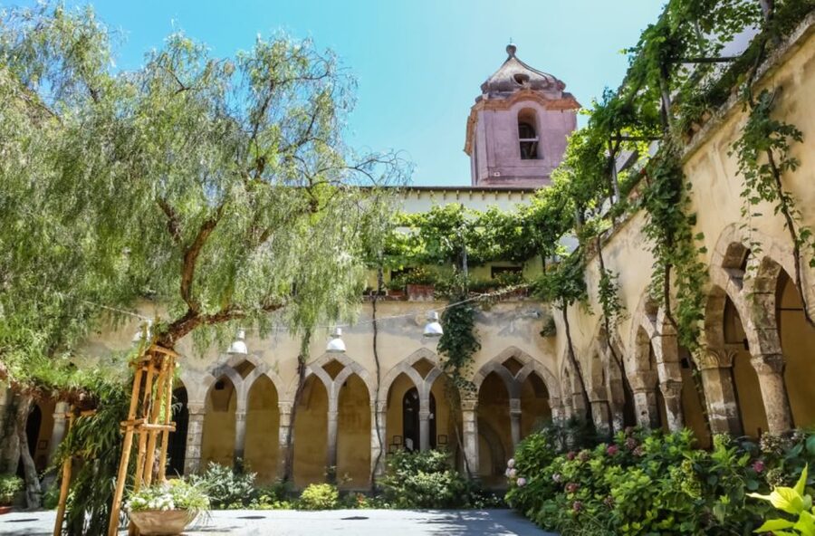 Sorrento: Guided Walking Tour & Limoncello Tasting - Where the Walk Begins: Piccadilly Pub, Red-Cap Detail