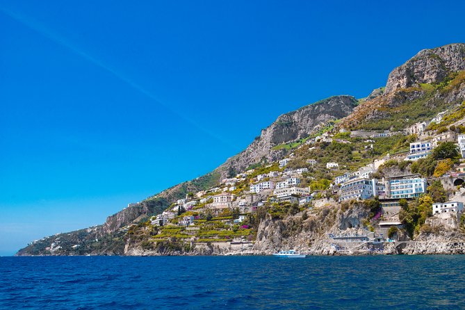 Sorrento: Private boat tour Capri&Positano - Raffaelli Shamal 40 - Comfort and value: drinks, snacks, towels, and snorkeling gear