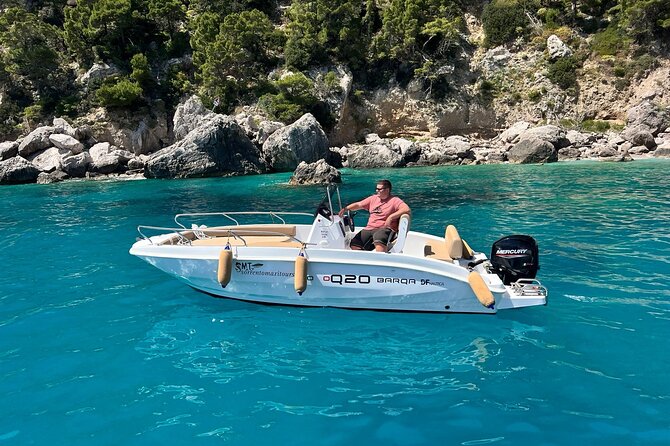 Sorrentomaxiboat tours to Capri - Sorrento to Capri with a small-group private boat