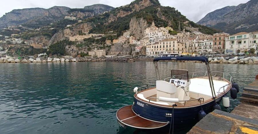 Tour in Barca da Amalfi un Viaggio da Sogno in Amalfi Coast - Getting on the Amalfi gozzo, not a floating bus