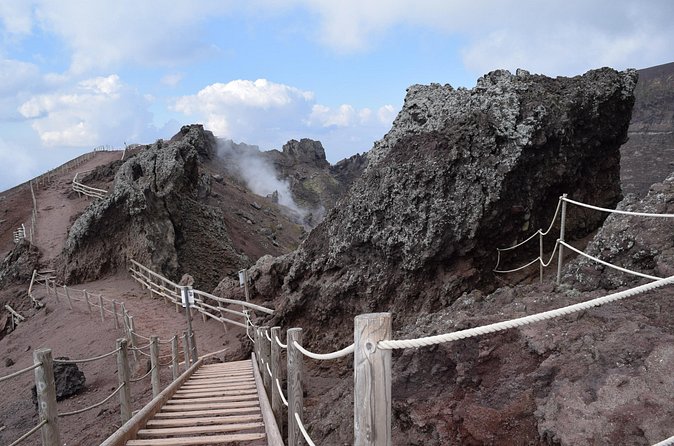 Tour to Discover Pompeii and Vesuvius - Climbing Mount Vesuvius to the crater top (and what you can do there)